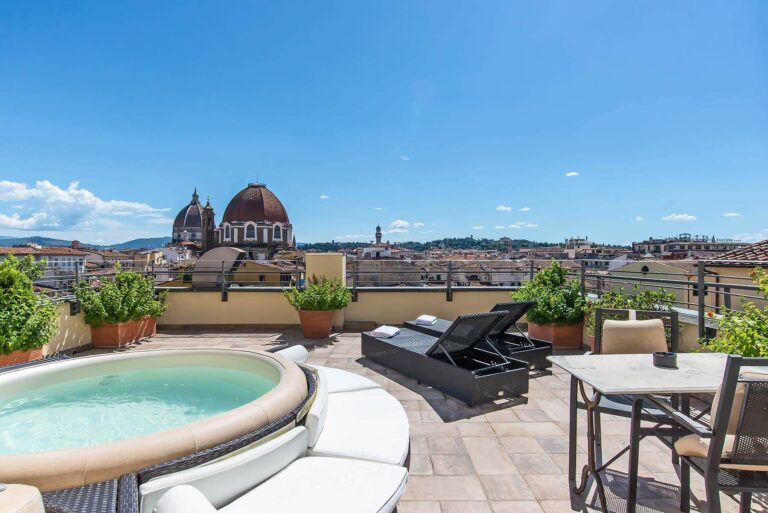 Suite with View and Jacuzzi - Machiavelli Palace Florence